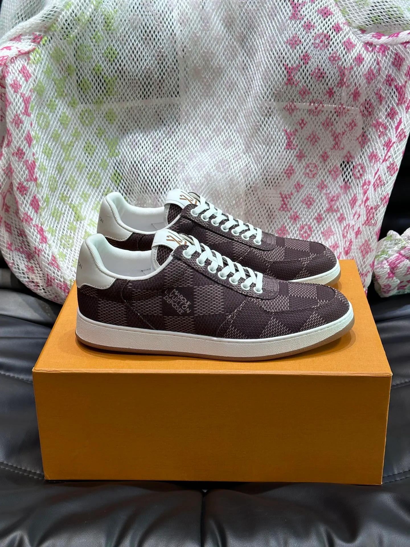 Men's Men's Shoes 💰p420 "*OUIS *UITTO*" Rivoli men's low-top casual sneakers, the classic checkerboard pattern will never go out of style. This Rivoli environmentally friendly sneaker is made of 90% sustainable materials. It is recycled polyester fiber with the iconic Damier jacquard, and the outsole is shaped with recycled polyurethane. An upcycled LV logo perches on the tongue, while Louis Vuitton logos appear on the sides and rear. Comfortable and durable, versatile style, can be worn in all seasons, simple and fashionable item! Size: 38-44 (45 customized)